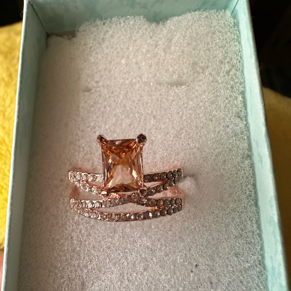 Rose Gold Crystal Accent Ring with beautiful gemstone - Picture 2 of 14